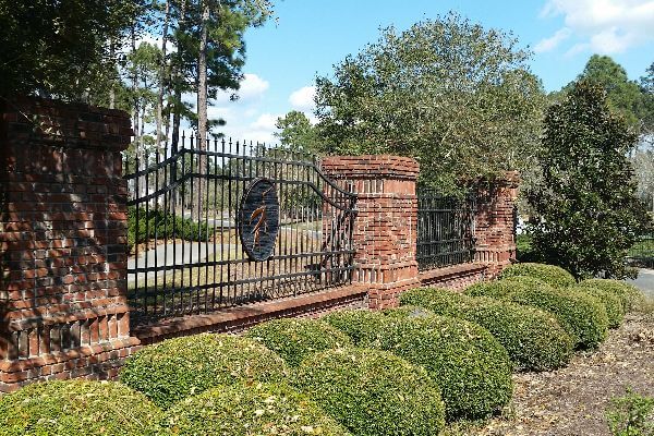 view of entry sign and wall